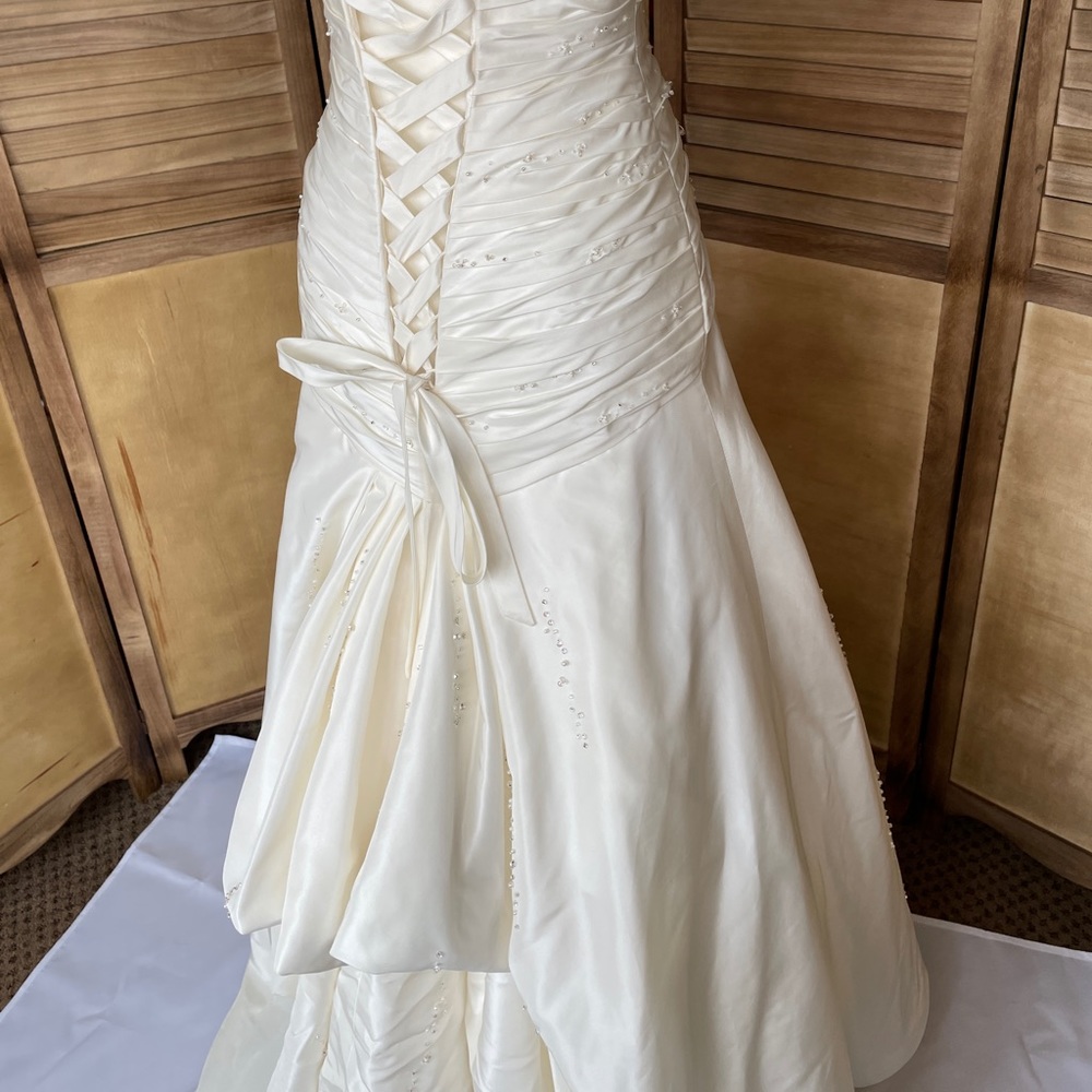 Ivory Wedding Dress. - Picture 13 of 16